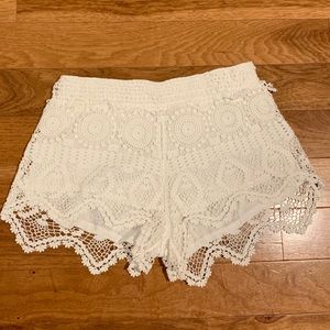White Lace shorts with lining and elastic waste